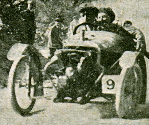 Detailansicht: McMinnies am Steuer eines Morgan beim Cyclecar Grand Prix